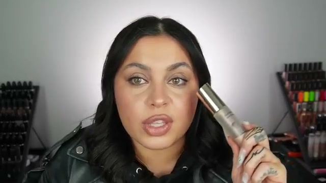 @missmeganrobinsonn reviewing MAC Cosmetics Lightstruck Liquid Highlighter at 10:39 in a YouTube Shorts video