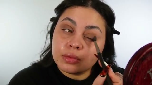 @missmeganrobinsonn reviewing MAC Cosmetics Print Eyeshadow at 02:07 in a YouTube Shorts video