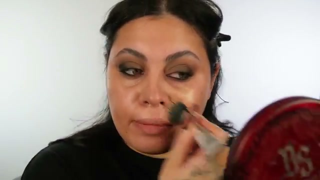 @missmeganrobinsonn reviewing MAC Cosmetics Studio Radiance Concealer at 14:06 in a YouTube Shorts video