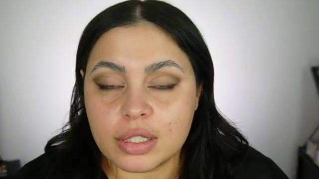 @missmeganrobinsonn reviewing MAC Cosmetics Vapour Shadow at 15:38 in a YouTube Shorts video