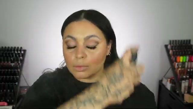 @missmeganrobinsonn reviewing MAC Cosmetics Wedge Shadow at 25:09 in a YouTube Shorts video