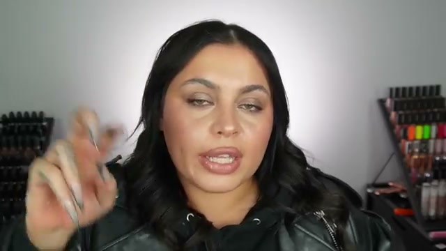 @missmeganrobinsonn reviewing MOB Beauty Translucent Loose Setting Powder at 12:50 in a YouTube Shorts video