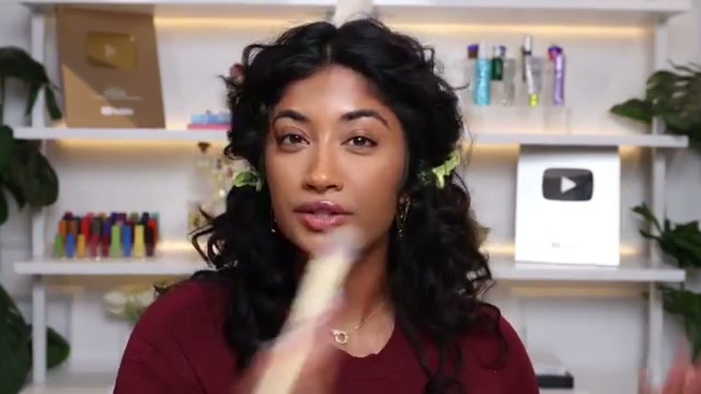 monica.raviii mentioning SEPHORA COLLECTION Blur Loose Powder at 12:22 in their YouTube video