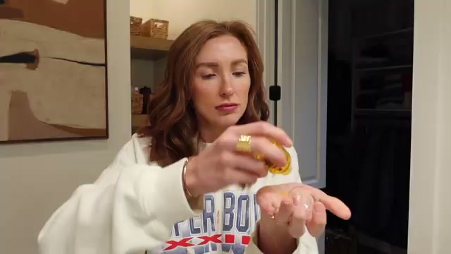 @moriahcrobinson reviewing Olaplex Bonding Oil at 01:37 in a YouTube Shorts video