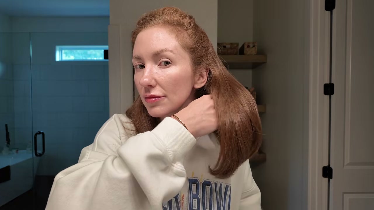 @moriahcrobinson reviewing Shark Glossy 2-in-1 at 16:26 in a YouTube Shorts video