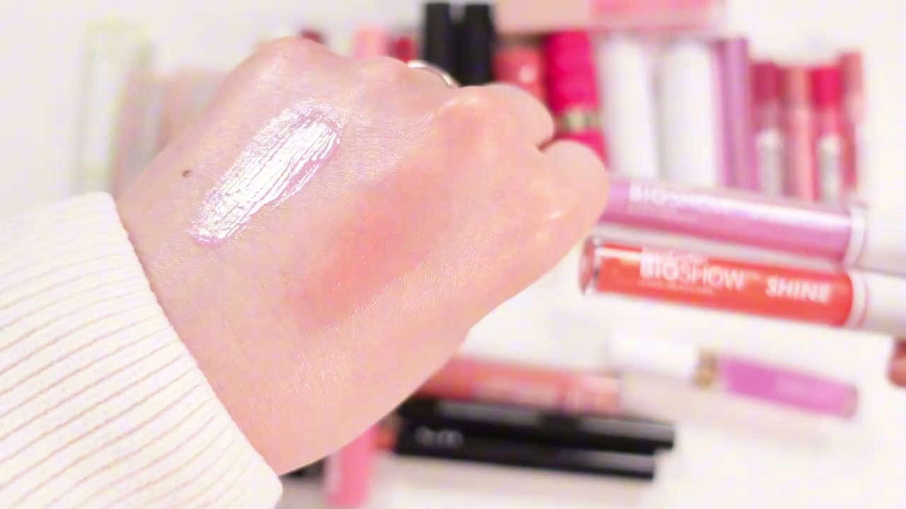 @ms.angiekim reviewing Annabelle Bigshow Lip Gloss at 11:40 in a YouTube Shorts video