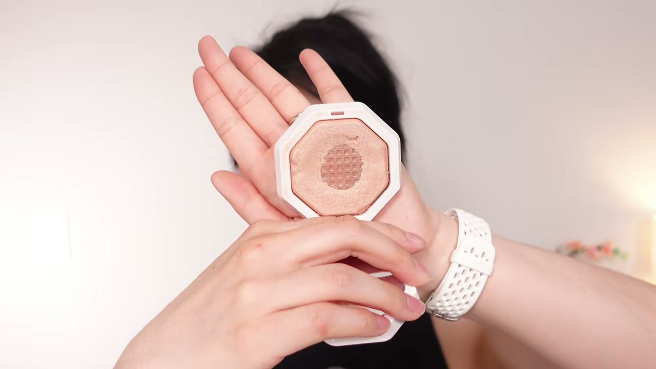 @ms.angiekim reviewing Fenty Beauty Demi'glow Highlighter at 11:48 in a YouTube Shorts video