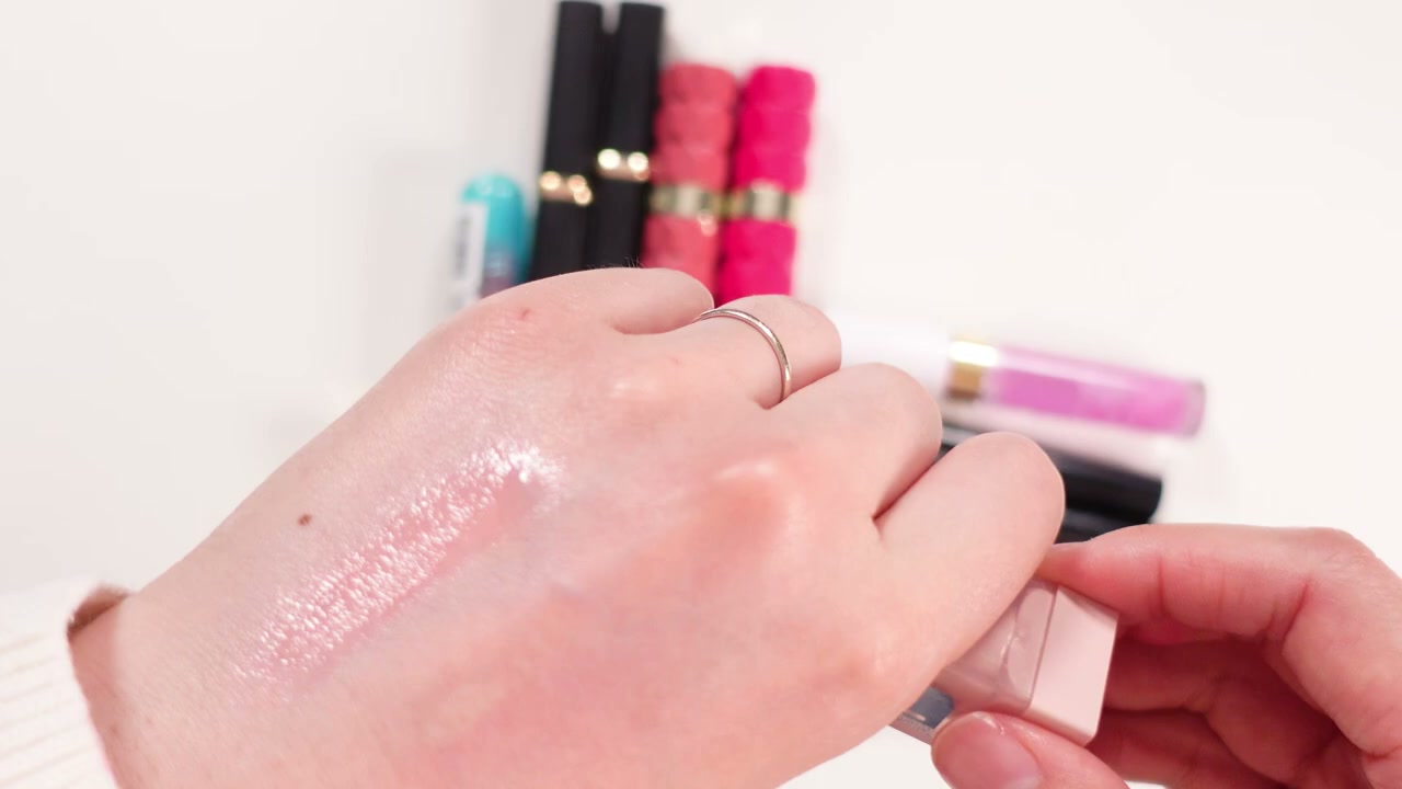 @ms.angiekim reviewing Maybelline Lifter Glaze Oil Balm at 17:30 in a YouTube Shorts video