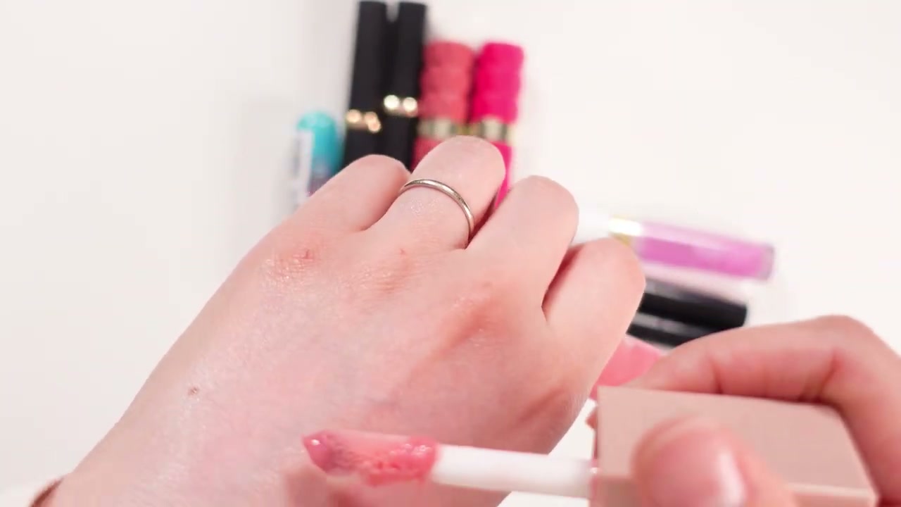 @ms.angiekim reviewing Maybelline Lifter Gloss at 18:39 in a YouTube Shorts video