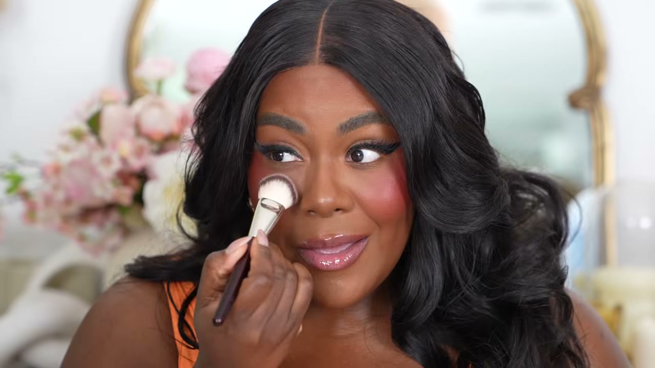 109 Mini Contoured Foundation Brush