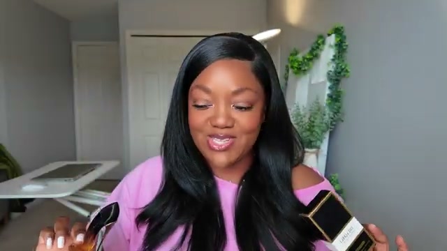 @nubelease reviewing Carolina Herrera Good Girl Jasmine Absolute at 17:08 in a YouTube Shorts video