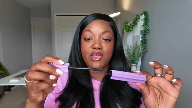 @nubelease reviewing Marc Jacobs Beauty Flashes Volumizing Mascara at 12:07 in a YouTube Shorts video