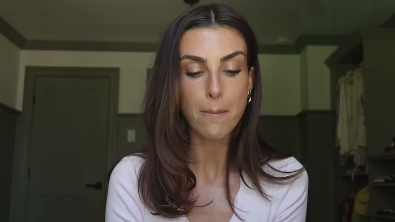 @paigelorenze reviewing VIOLETTE_FR Bisou Blur Lipstick at 05:42 in a YouTube Shorts video