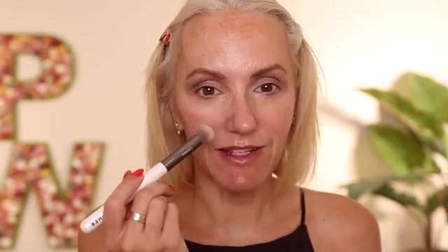 @pamperedwolf reviewing NYX Wonder Snatch Concealer at 10:39 in a YouTube Shorts video