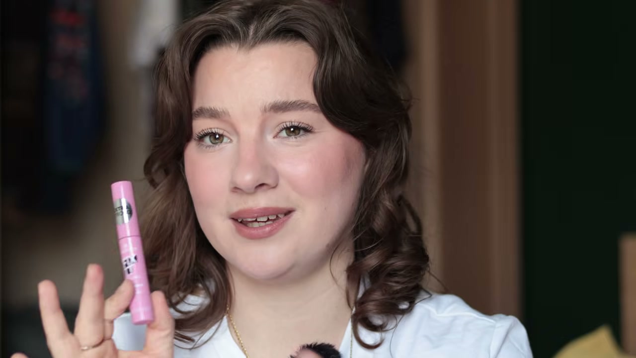 @peculiarlaain reviewing Essence Fix It Like Pro Transparent Brow Fixing Gel at 10:11 in a YouTube Shorts video