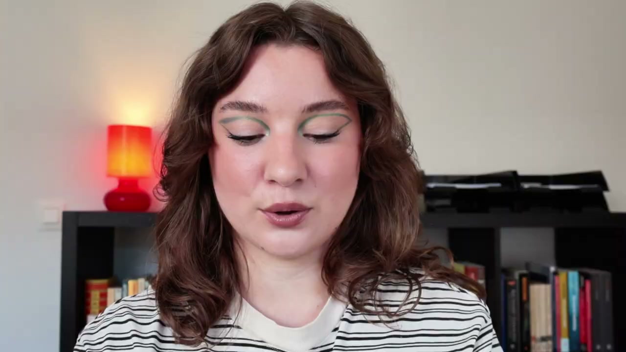 @peculiarlaain reviewing Kaiser X Propololis Light Cream at 10:55 in a YouTube Shorts video