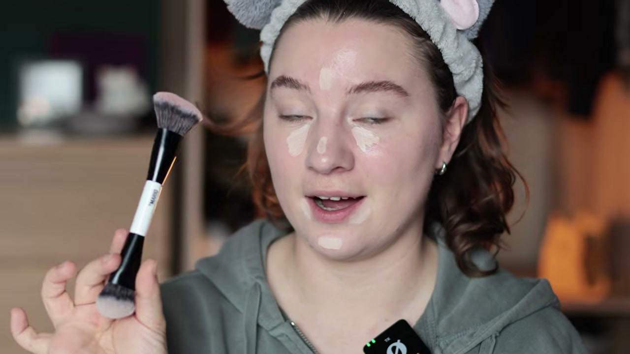 @peculiarlaain reviewing MAKEUP BY MARIO F4 Brush at 03:13 in a YouTube Shorts video