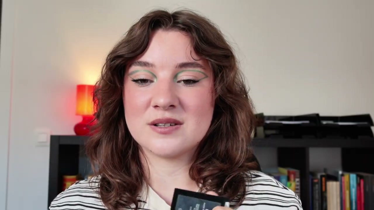 @peculiarlaain reviewing Mayora Lavish Press Finishing Powder at 16:09 in a YouTube Shorts video