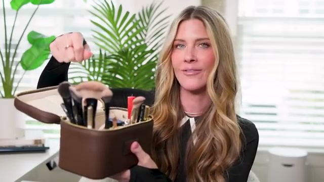 @pennsmithskincare reviewing Etoile Collective Mini Vanity Case at 17:09 in a YouTube Shorts video