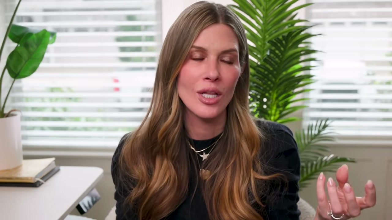 @pennsmithskincare reviewing Medik8 Crystal Retinal at 16:06 in a YouTube Shorts video