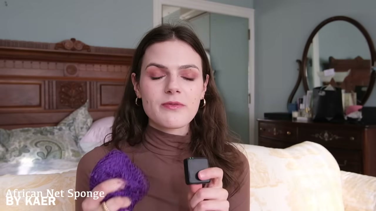 @perfumerism reviewing By Kaer Exfoliating African Net Sponge at 14:06 in a YouTube Shorts video