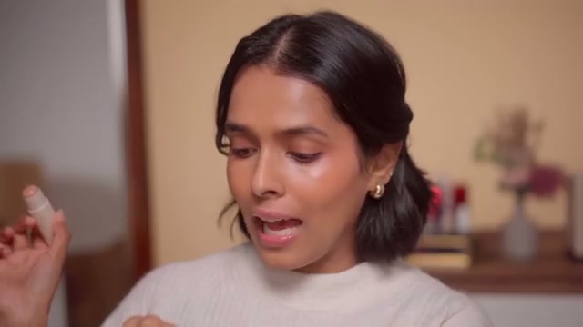 prakritisingh mentioning L'Oréal Paris Lumi Le Glass Highlighter Stick at 10:25 in their YouTube video