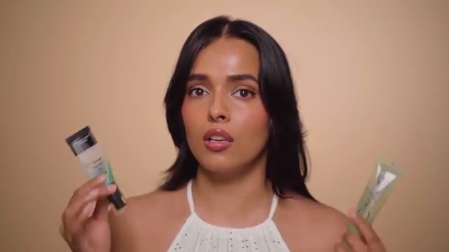 @prakritisingh reviewing MARS Cosmetics Its Glow Clock Primer Griping Glow at 02:32 in a YouTube Shorts video