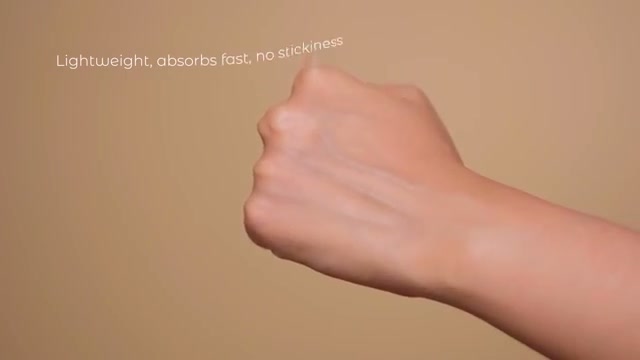 @prakritisingh reviewing Plum 10% Vitamin C Barrier Boosting and Glow Serum at 01:53 in a YouTube Shorts video