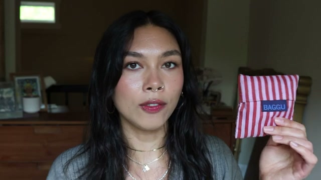@rainiercramer reviewing BAGGU Baby Tote Bag at 14:32 in a YouTube Shorts video