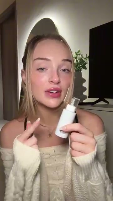 @rhonyclaire reviewing Supergoop! Glowscreen SPF 40 at 01:21 in a YouTube Shorts video