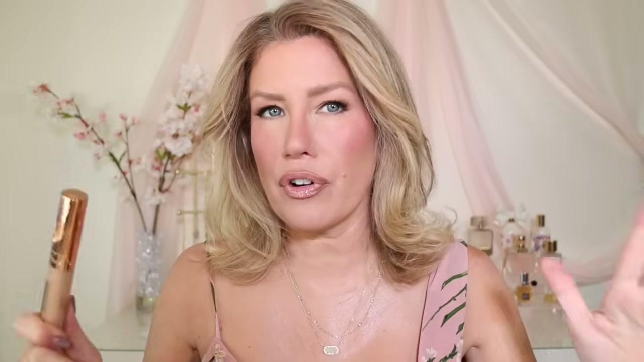 @risadoesmakeup reviewing Charlotte Tilbury Airbrush Flawless Blur Concealer at 03:42 in a YouTube Shorts video