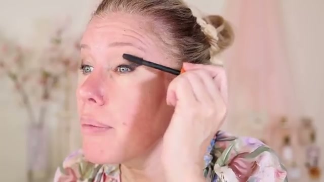 @risadoesmakeup reviewing CoverGirl Lashblast Volume Mascara at 09:15 in a YouTube Shorts video