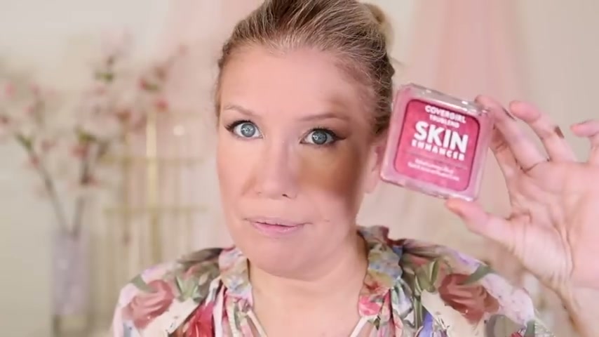 @risadoesmakeup reviewing CoverGirl Skin Enhancer Baked Blush at 17:08 in a YouTube Shorts video