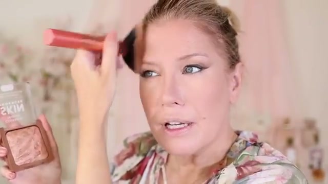 @risadoesmakeup reviewing CoverGirl Skin Enhancer Baked Bronzer at 15:46 in a YouTube Shorts video