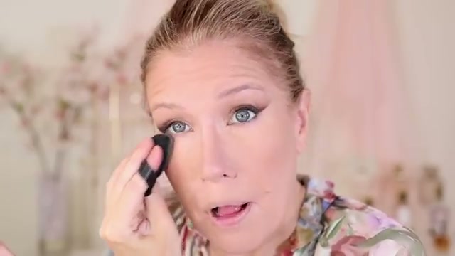 @risadoesmakeup reviewing CoverGirl Trublend Powder at 16:50 in a YouTube Shorts video