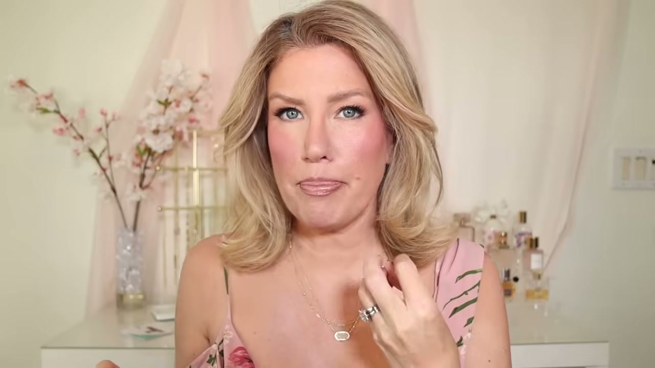 @risadoesmakeup reviewing Dior Addict Glass Lipstick at 17:42 in a YouTube Shorts video