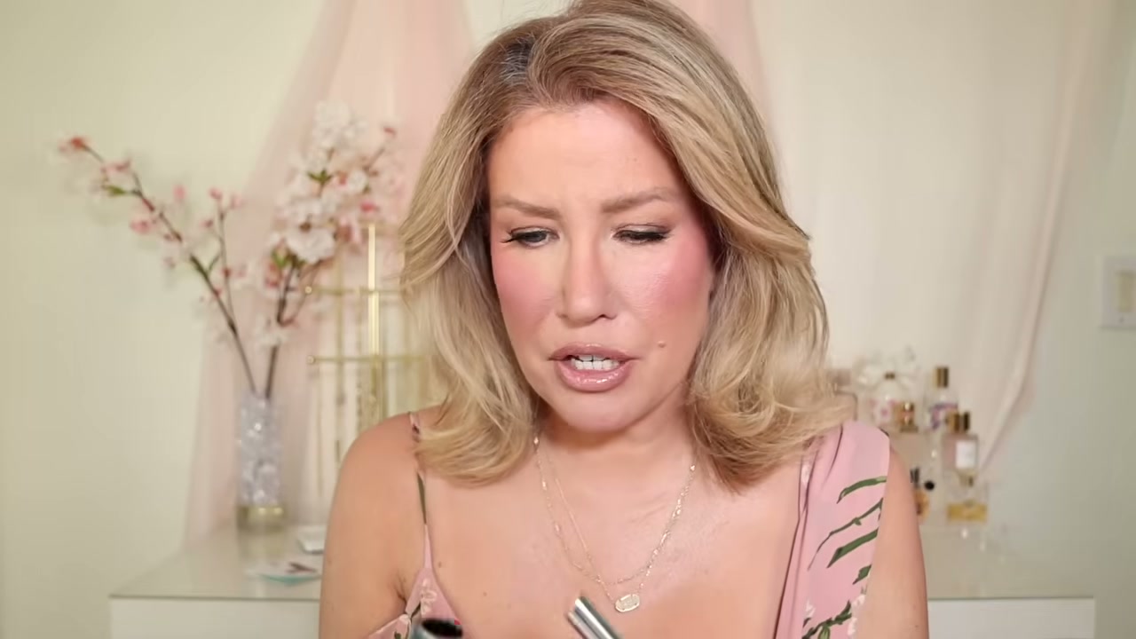 @risadoesmakeup reviewing Dior Addict Glass Lipstick at 18:45 in a YouTube Shorts video