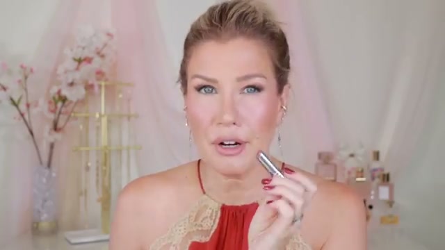 @risadoesmakeup reviewing Dior Addict Glass Ultra Shine Lipstick at 09:36 in a YouTube Shorts video