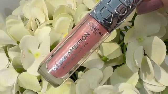 @risadoesmakeup reviewing L'oreal Plump Ambition Hyaluron Lip Shimmer at 08:34 in a YouTube Shorts video