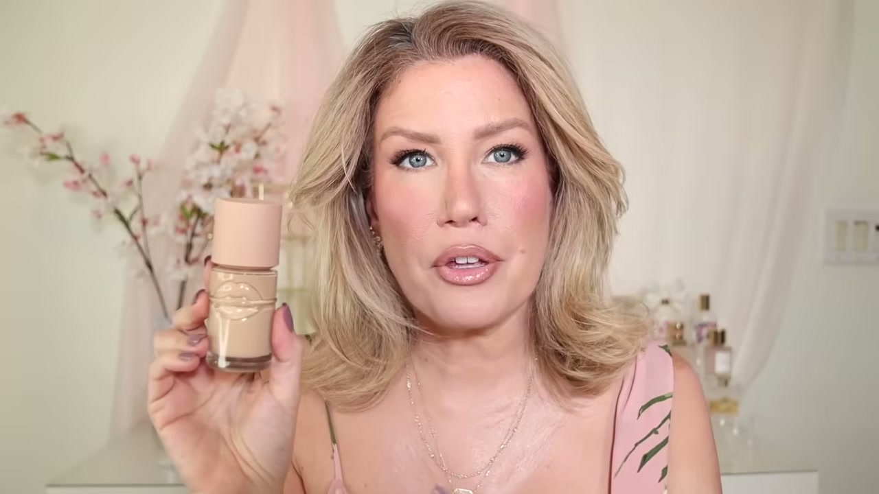 @risadoesmakeup reviewing MAKE UP FOR EVER HD Skin Balancing and Perfecting Foundation at 01:40 in a YouTube Shorts video