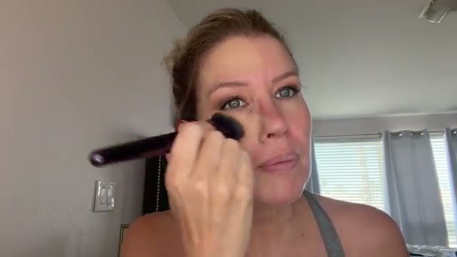 @risadoesmakeup reviewing MAKE UP FOR EVER HD Skin Balancing and Perfecting Foundation at 01:33 in a YouTube Shorts video