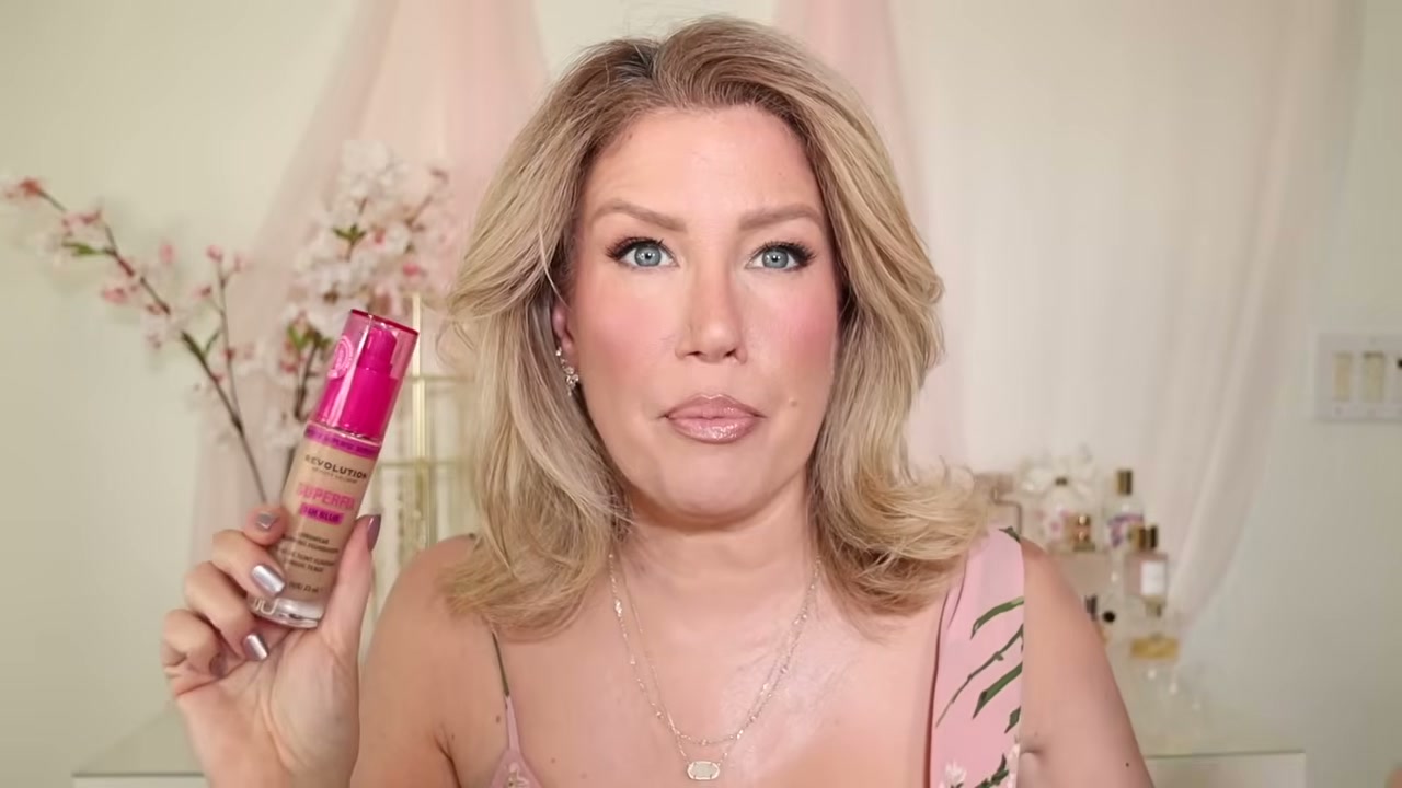 @risadoesmakeup reviewing Makeup Revolution Superfix 16-Hour Blur Longwear Blurring Foundation at 03:20 in a YouTube Shorts video