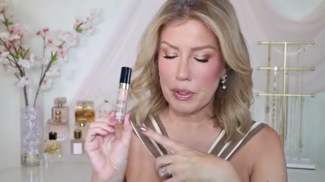 @risadoesmakeup reviewing Milani Conceal & Perfect Concealer at 05:22 in a YouTube Shorts video