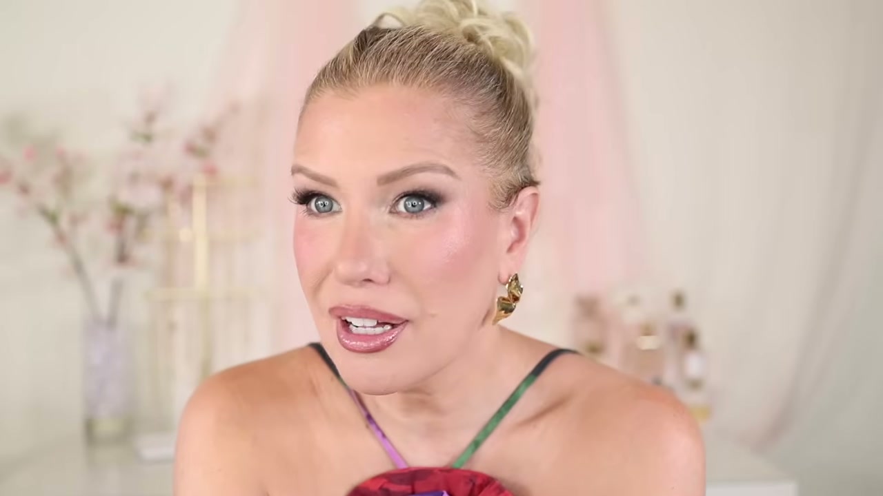 @risadoesmakeup reviewing Morphe Chroma Plus Eyeshadow Palette at 14:57 in a YouTube Shorts video