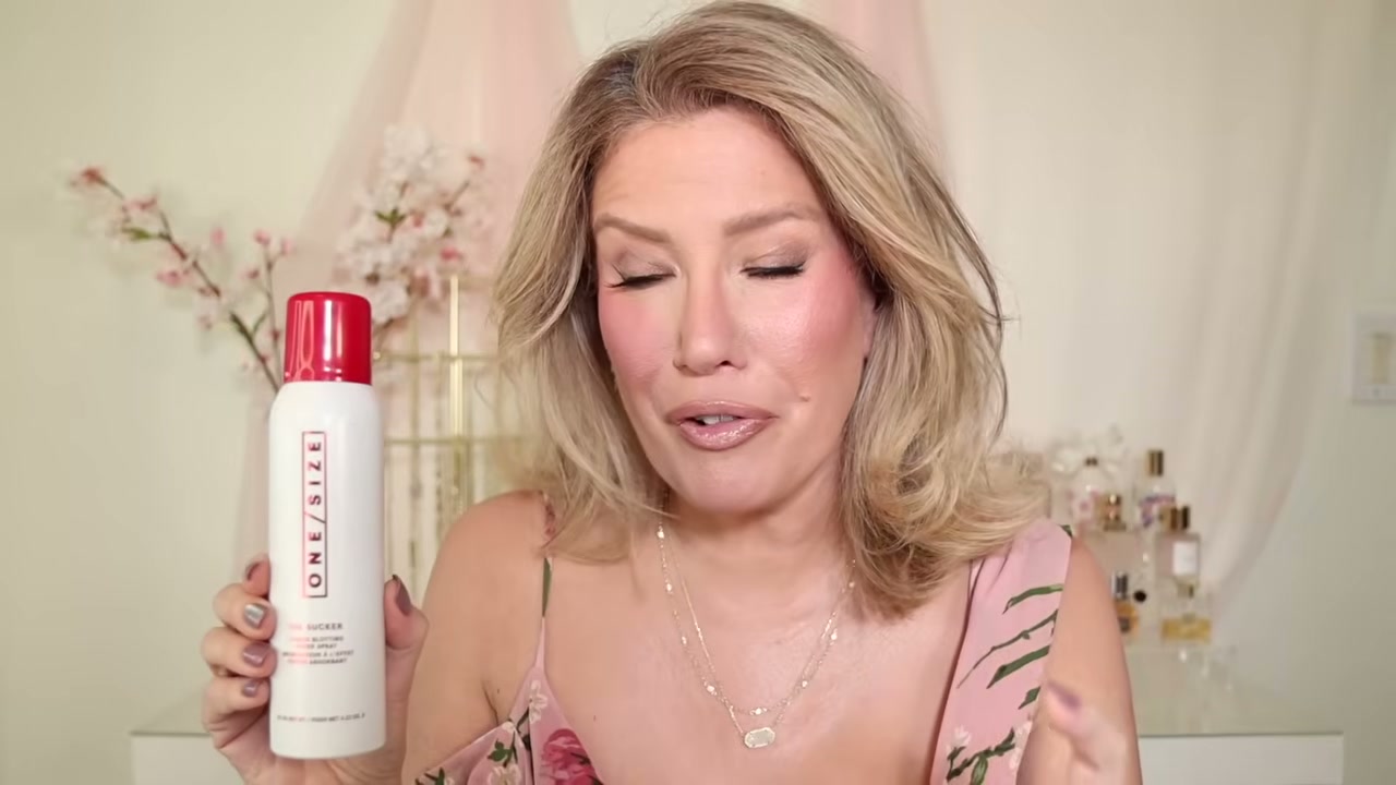 @risadoesmakeup reviewing One/Size Liquid Blotting Paper Spray at 19:29 in a YouTube Shorts video