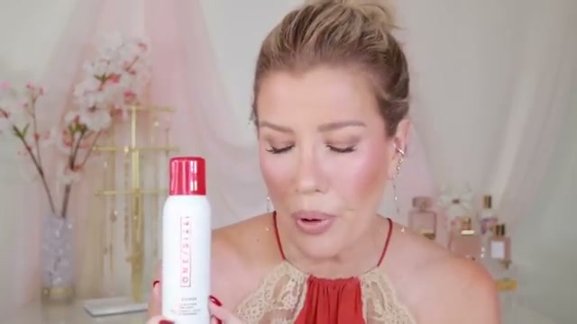 @risadoesmakeup reviewing One/Size Oil Sucker Blotting Powder Spray at 04:38 in a YouTube Shorts video