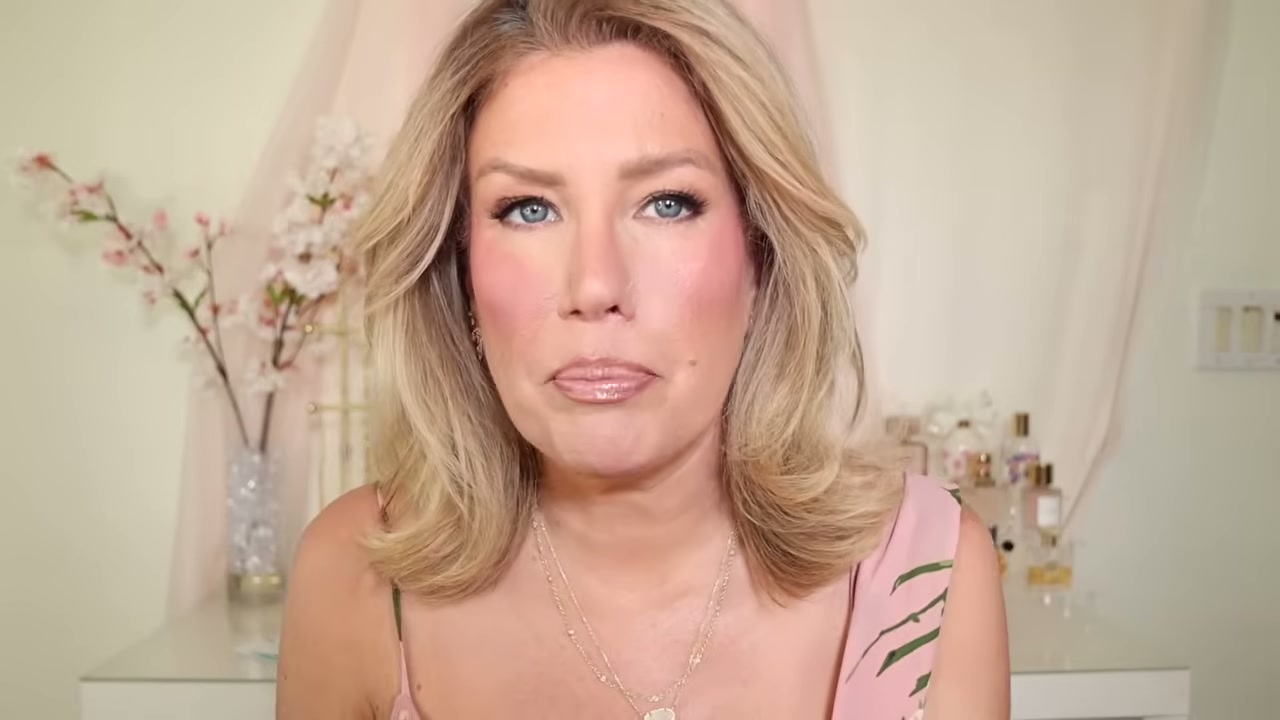 @risadoesmakeup reviewing Versed Lip Frame Defining Lip Liner at 17:27 in a YouTube Shorts video