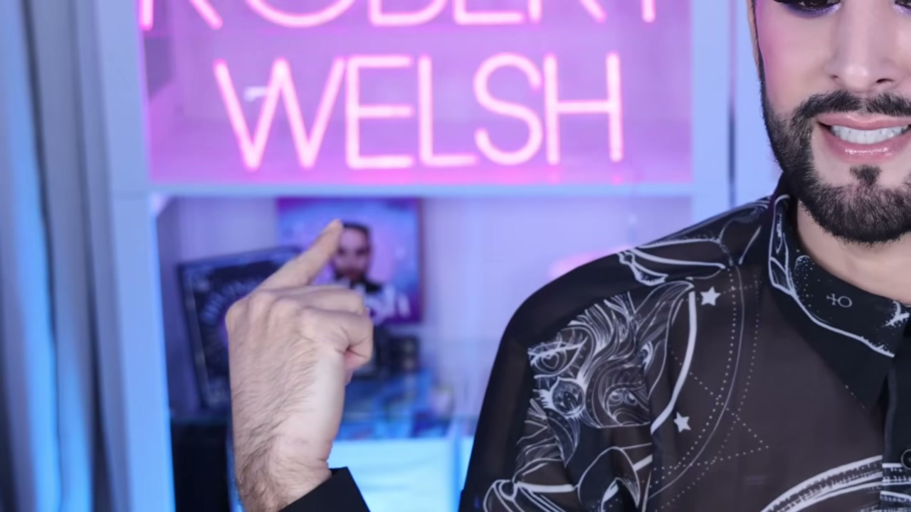 @robertwelsh reviewing Blend Bunny Blends Palette at 15:38 in a YouTube Shorts video