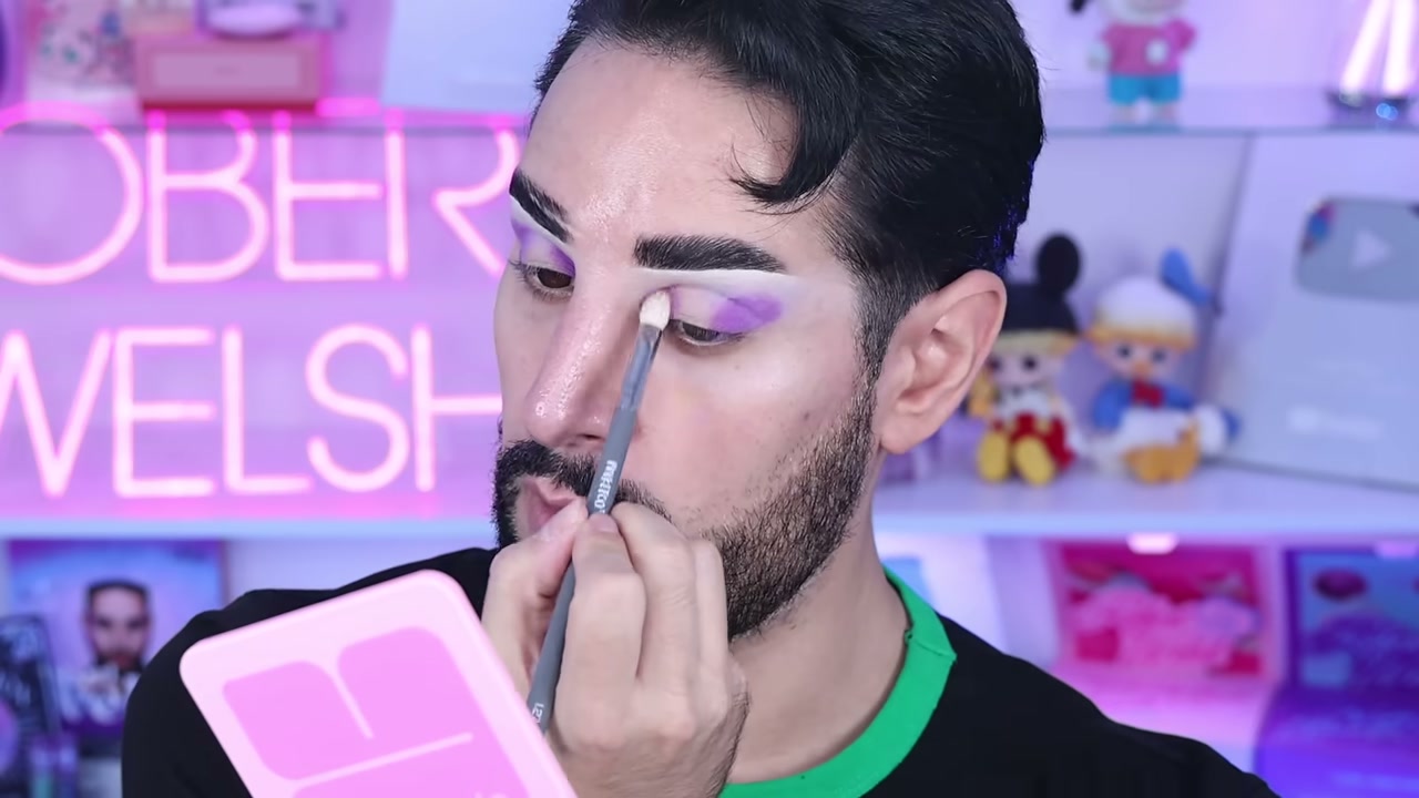 @robertwelsh reviewing CHEERYEP Childlike 16-Color Eye Shadow Palette at 06:04 in a YouTube Shorts video
