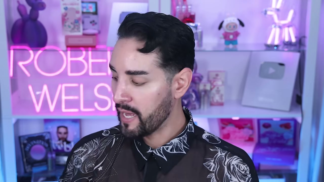 @robertwelsh reviewing Medicube Zero Pore Pads at 16:05 in a YouTube Shorts video